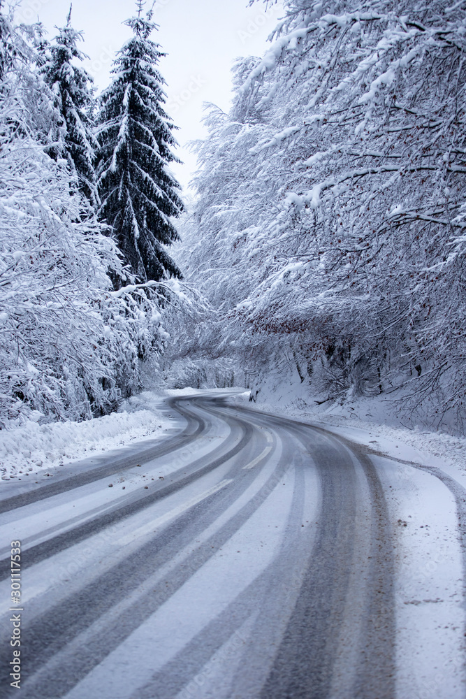 Obraz premium Empty road with snow banks on sides.