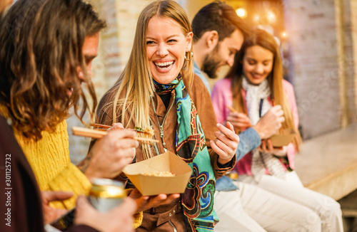 Canvas Print Happy friends eating street food outdoor - Young trendy people having fun togeth