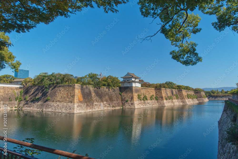 大阪城の六番櫓と南外堀の風景