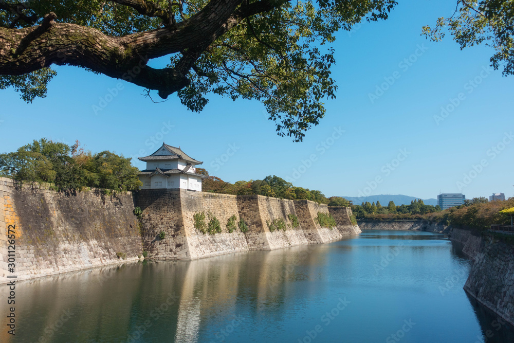 大阪城の六番櫓と南外堀の風景