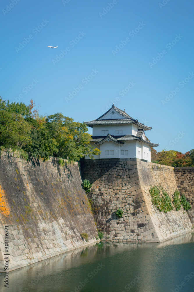 Obraz premium 大阪城の六番櫓と南外堀です