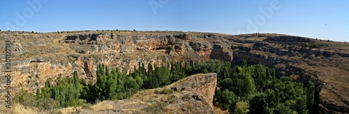Parque Nacional de Hoces del río Duratón a su paso por Sepúlveda (Segovia, España). Meandros y acantilados en la roca caliza.