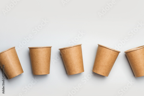 Vasos de cartón papel sobre fondo liso gris. Concepto reciclable. Vista superior y de cerca. Copy space photo