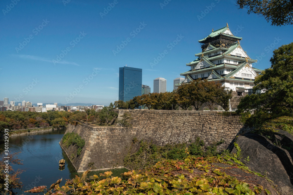 大阪城の天守閣と内堀をゆく御座船