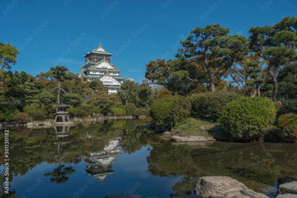 大阪城の日本庭園の池に映る天守閣のリフレクション