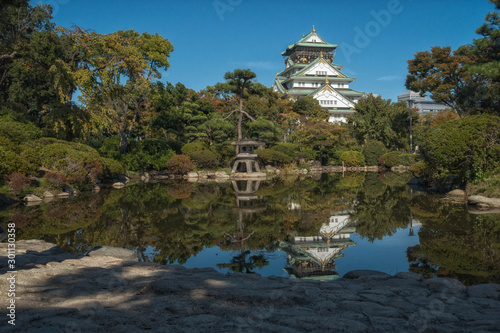大阪城の日本庭園の池に映る天守閣のリフレクション
