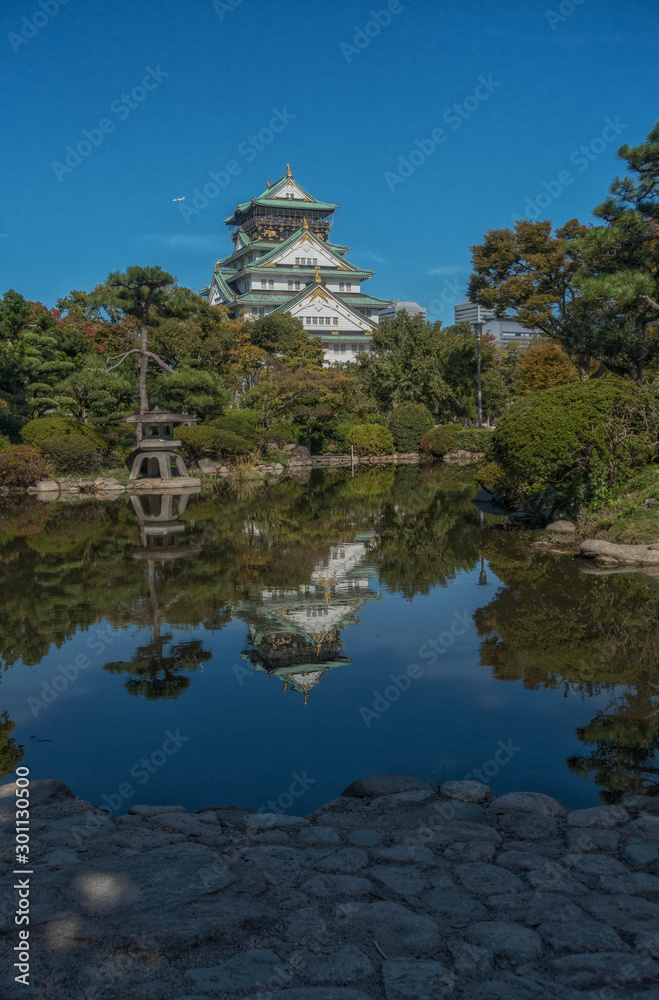 大阪城の日本庭園と池に映る天守閣のリフレクション