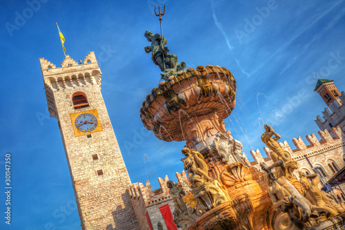 Tableau sur toile The fountain of Neptune on Piazza Duomo in Trento, South Tyrol