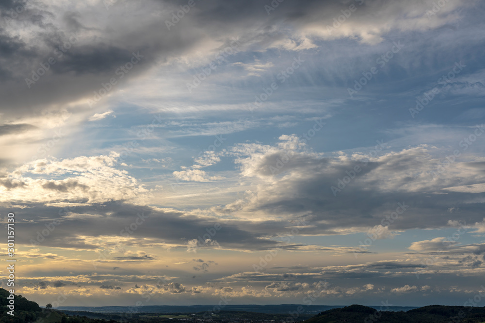 Heißluftballonfahrt, Blick auf Albtrauf Silhouette, Wolkenstimmung