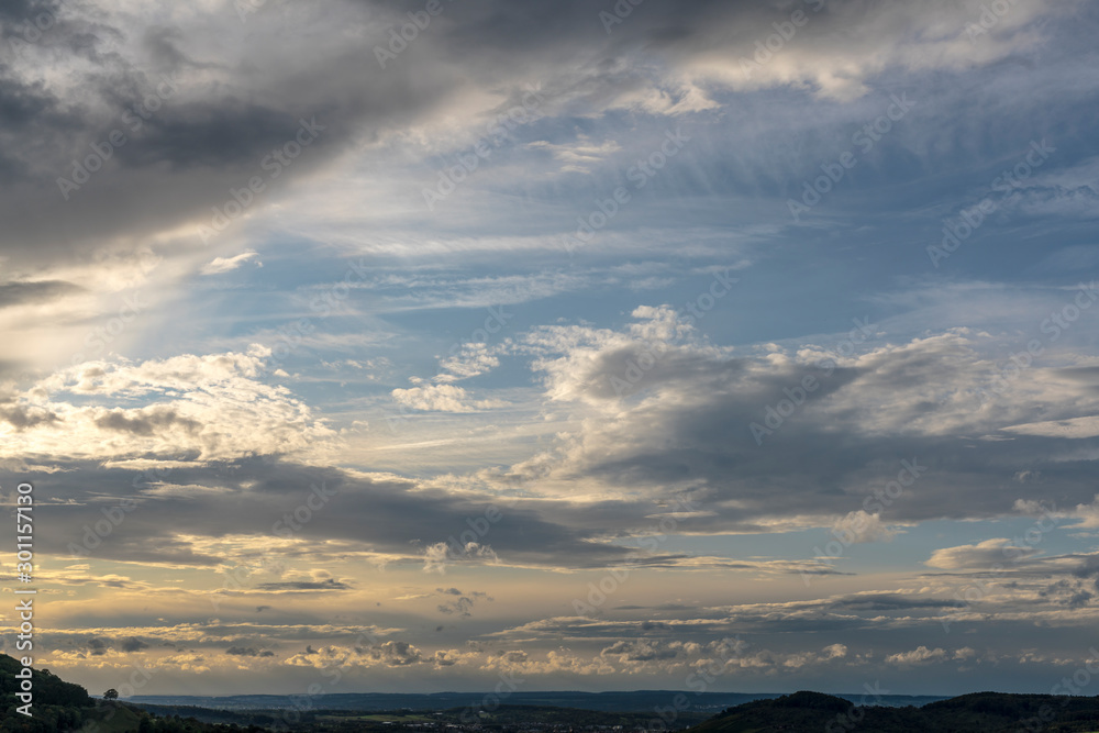 Heißluftballonfahrt, Blick auf Albtrauf Silhouette, Wolkenstimmung Heißluftballonfahrt, Blick auf Albtrauf Silhouette, Wolkenstimmung