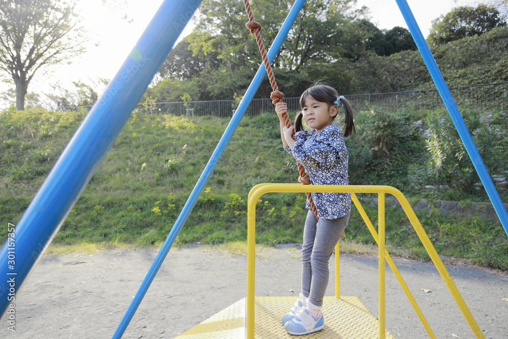 ターザンロープで遊ぶ幼児(5歳児) ターザンロープで遊ぶ幼児(5歳児)