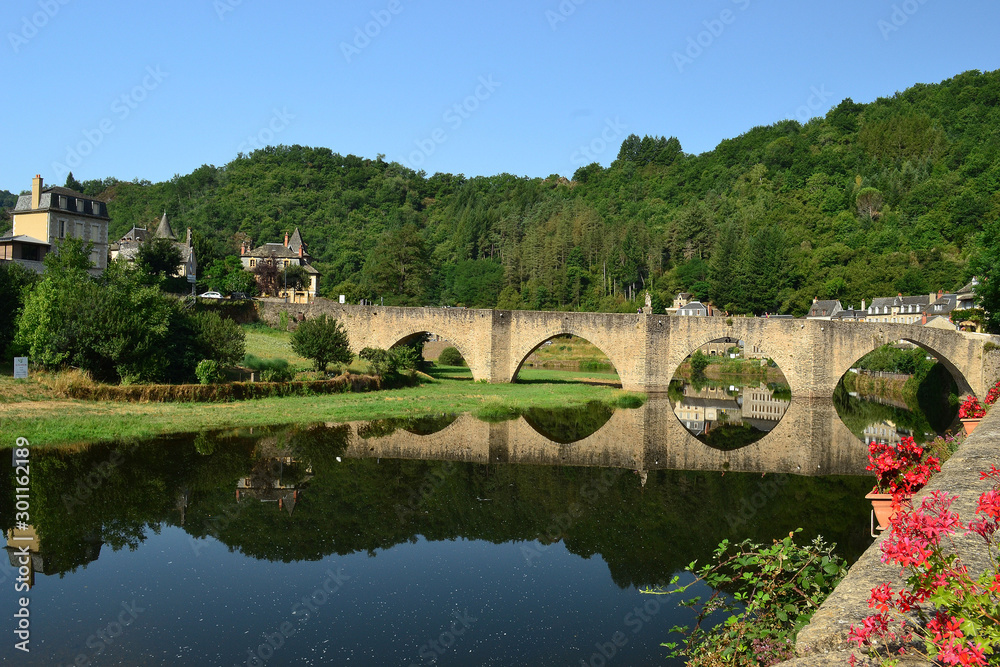 Obraz premium Reflets du pont d'Estaing, gorges du Lot, France