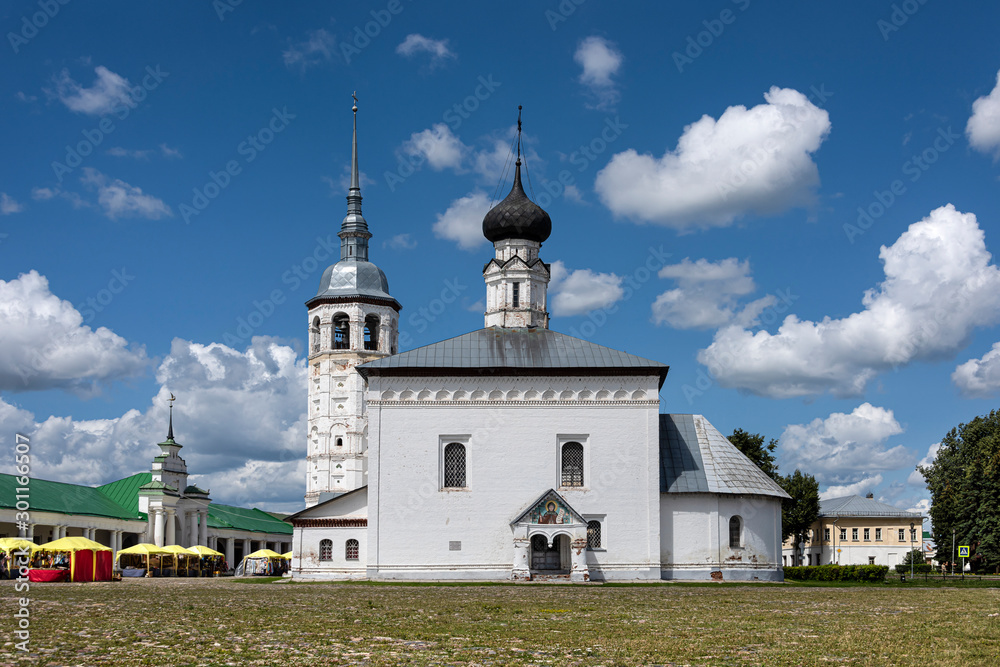 Russia, Vladimir Oblast, Golden Ring, Suzdal: Old famous Church of the Resurrection of Christ, Kazan church and Trading Arcades at Torgovaya Square in one of the oldest Russian towns.
