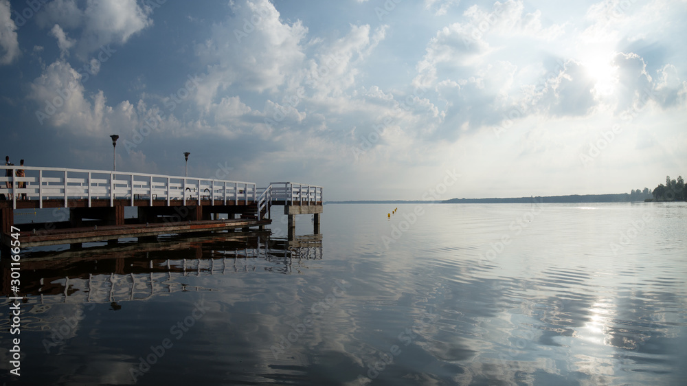 Obraz premium A bridge over the lake 1