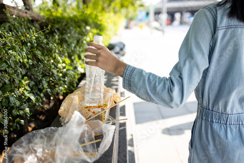 Foto Throwing away garbage,asian child girl rubbish along the walkway,consumer litter