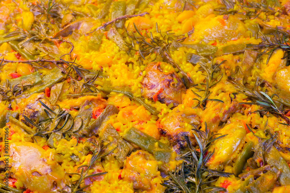 Paella Valenciana auténtica de pollo y conejo. Paella Valenciana auténtica de pollo y conejo.