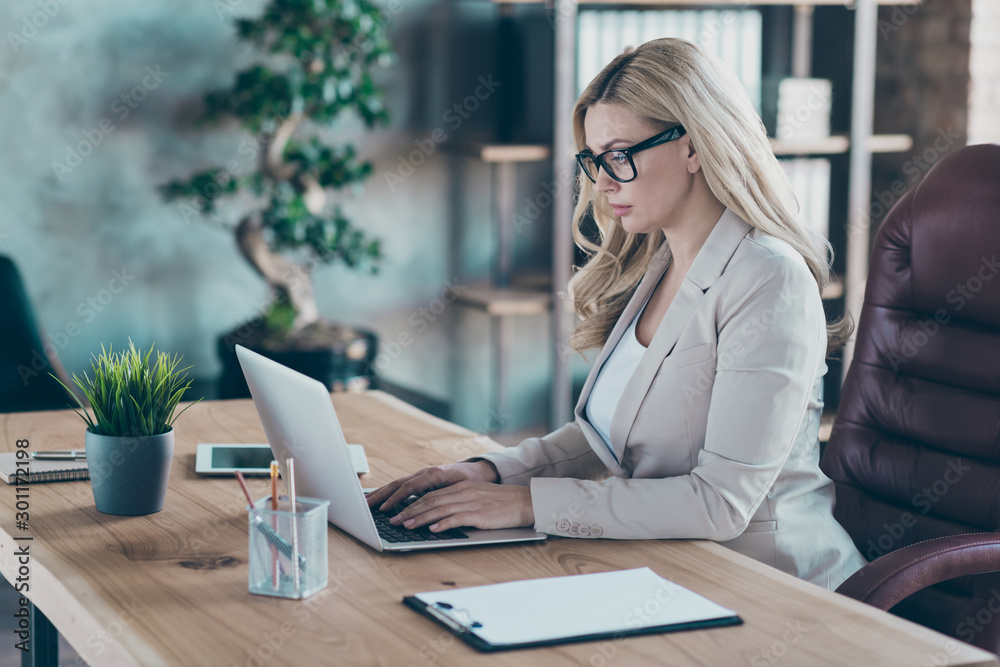 Profile photo of amazing blond business lady resourceful person looking seriously notebook texting colleagues sit boss chair formalwear blazer in modern office - obrazy, fototapety, plakaty 