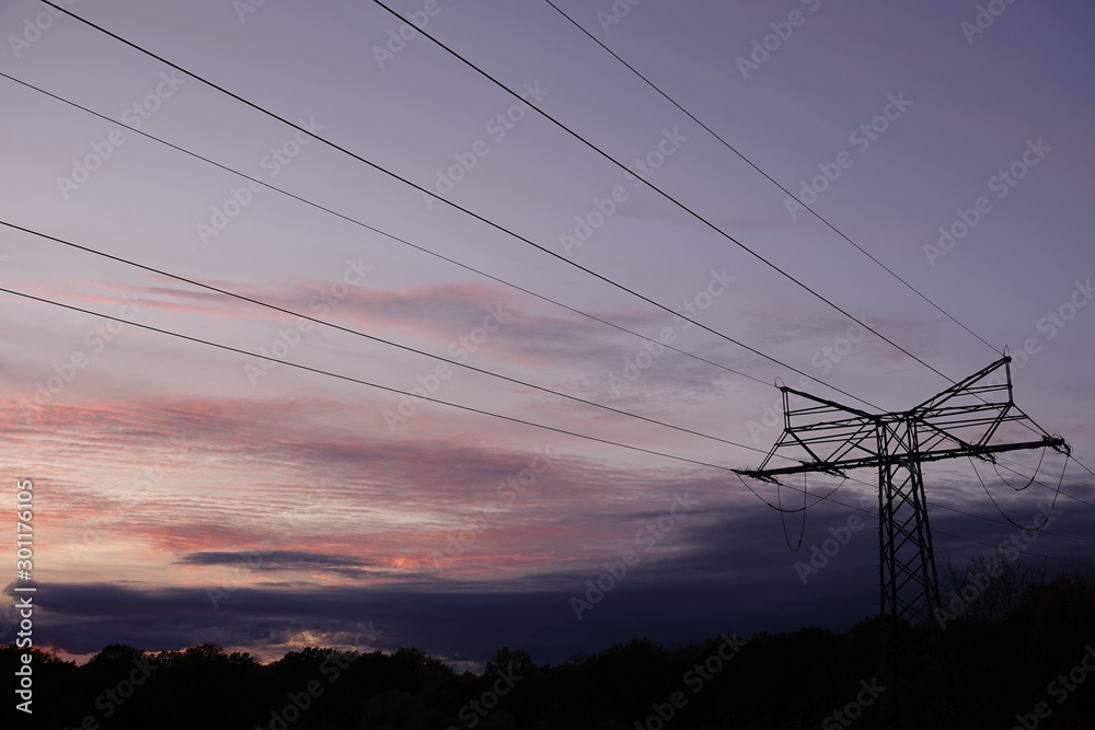 Stromleitung bei Sonnenuntergang