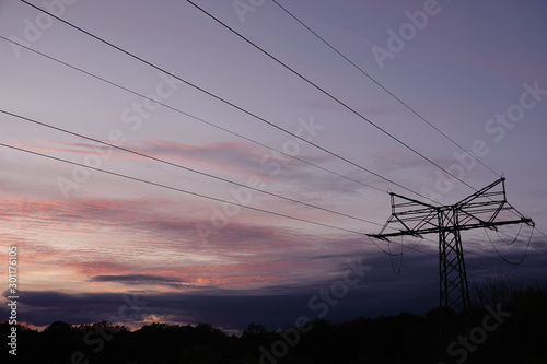 Stromleitung bei Sonnenuntergang