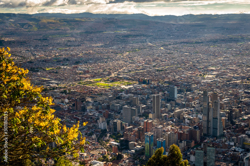 Viendo Bogotá desde Montserrate, Colombia