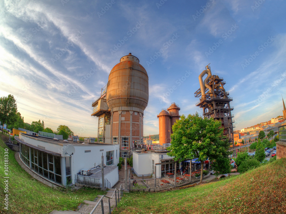 Aufnahme mit Fisheye - Wasserturm und Hochofen - Hüttenpark im saarländischen Neunkirchen