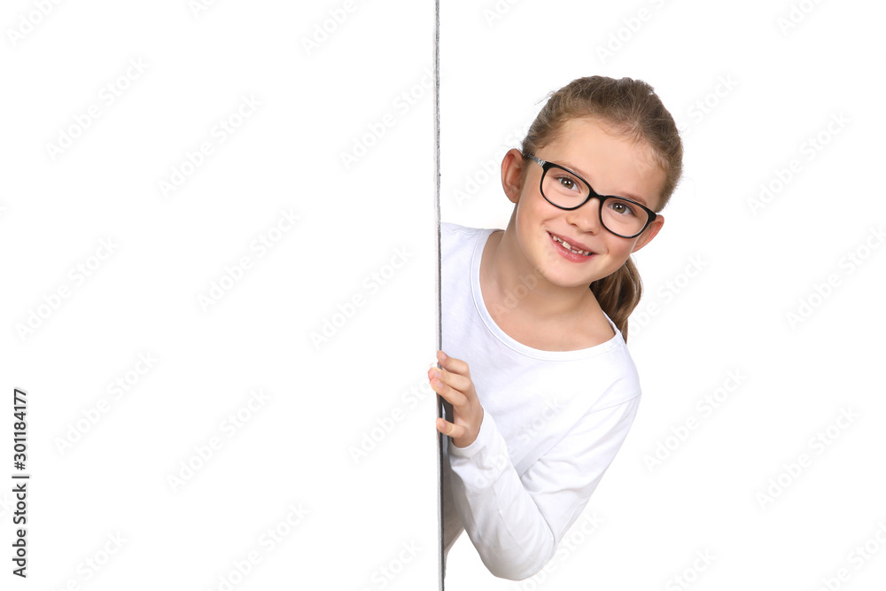 Kleines Mädchen mit Brille schaut lachend hinter einer Wand hervor Kleines Mädchen mit Brille schaut lachend hinter einer Wand hervor