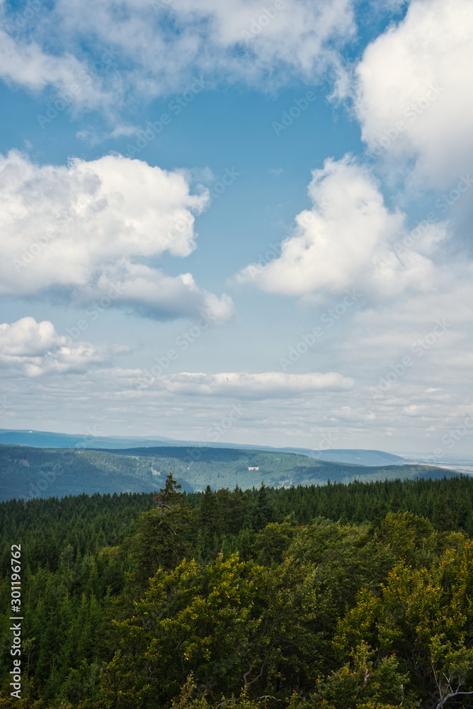 Der Thüringer Wald stark bewölkter Himmel