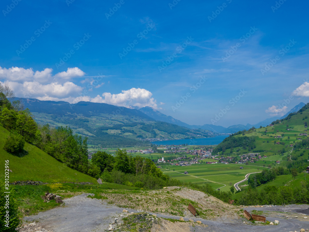 Sarnersee in der Schweiz, See mit Dorf Giswill und Bergen