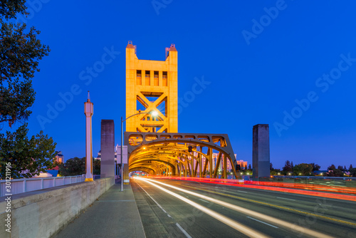 Obraz na płótnie Tower Bridge in Sacramento, California, USA at dusk. It is a vertical lift bridge which crosses the Sacramento River. The bridge opened in 1935. w salonie