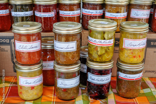 Foto Homemade pickles, jams and preserves await buyers at a farmer's market
