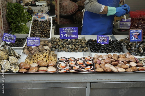 pesacados maricos y moluscos vendido en el mercado de atarazanas malaga
