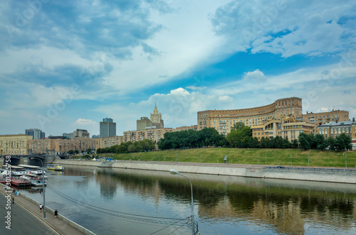 Obraz na płótnie Moscow, Russia - July 15, 2018: View from the Bogdan Khmelnitsky bridge to the Moscow river, Berezhkovskaya and Rostov embankments. Pleasure boats on the river. w salonie