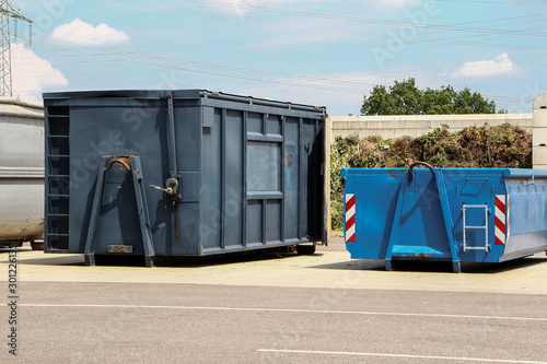 Große blaue Müllcontainer photo