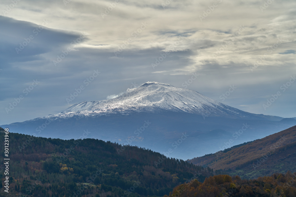 Il vulcano Etna, visto dai monti Nebrodi. Paesaggio invernale