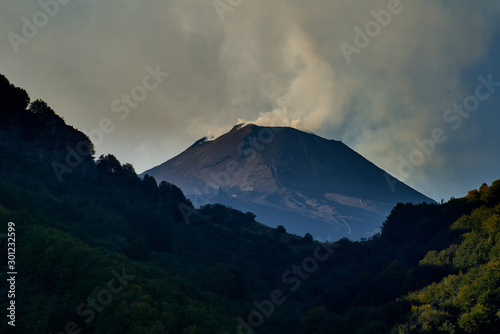Cono centrale del vulcano Etna, con emissioni di vapori