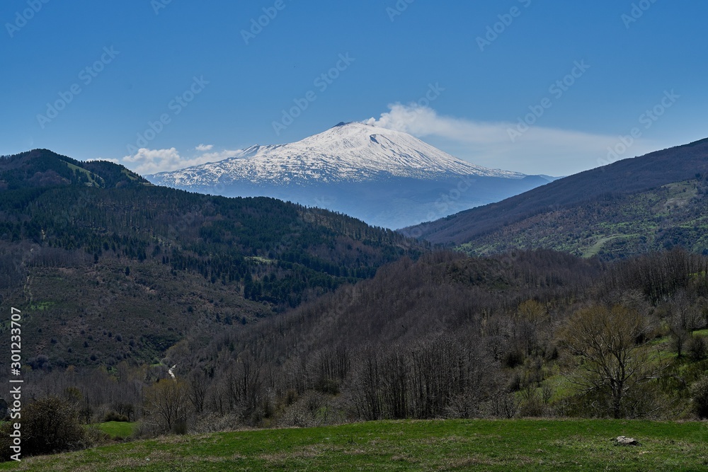 Il vulcano Etna innevato, visto dai monti Nebrodi