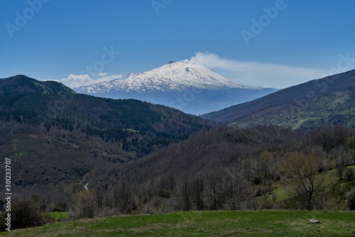 Il vulcano Etna innevato, visto dai monti Nebrodi