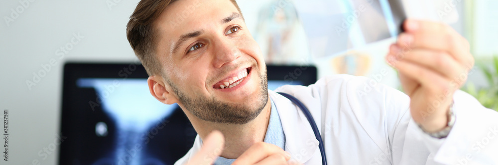 Obraz premium Doc talking with patient