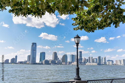 Photographie New Jersey skyline from Battery Park in a sunny day