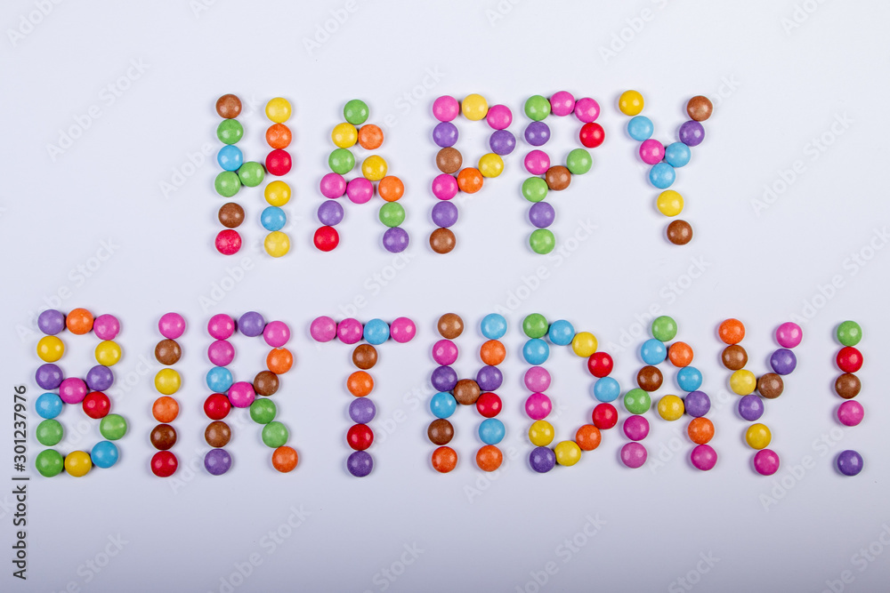 Happy Birthday mit weißem Hintergrund, Smarties Happy Birthday mit weißem Hintergrund, Smarties