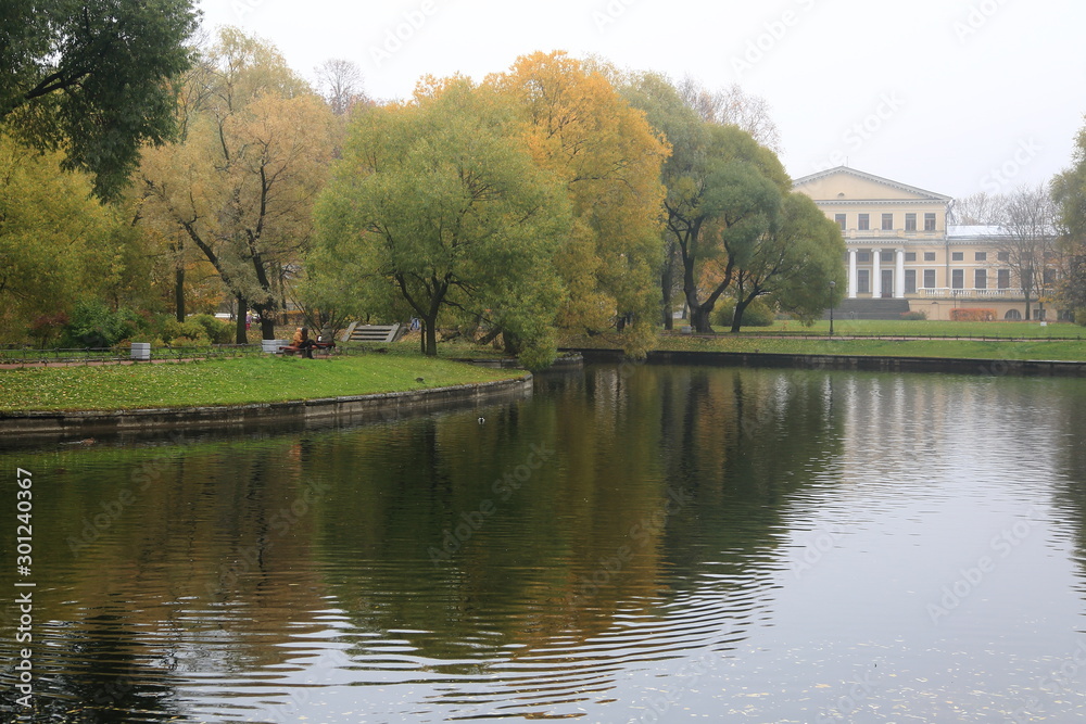 Fototapeta premium Russia saint-petersburg park autumn garden pond