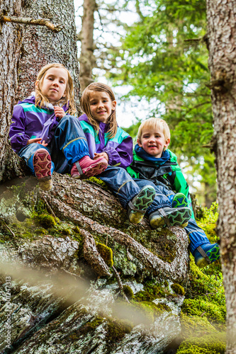 Drei Kinder im Wald, Portrait