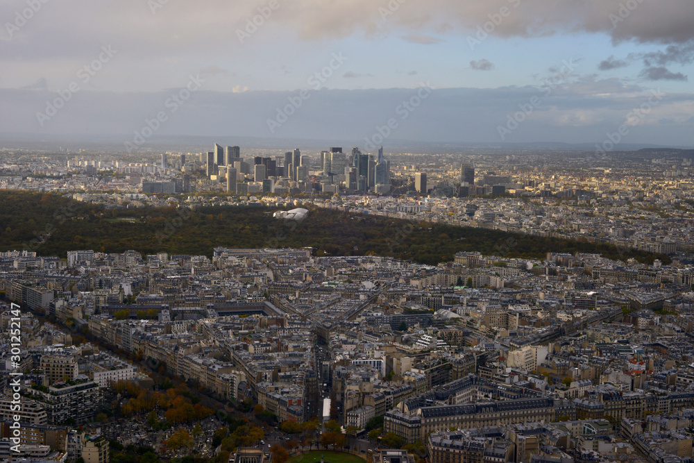 Vue aérienne sur Paris et la Défense, ïle-de-France, France