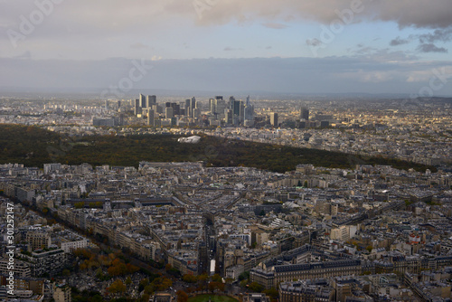 Vue aérienne sur Paris et la Défense, ïle-de-France, France