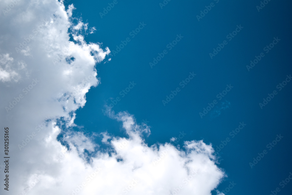 Obraz premium blue sky with white clouds