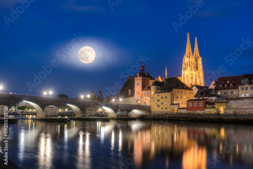 Der aufgehende Vollmond über der Altstadt von Regensburg photo