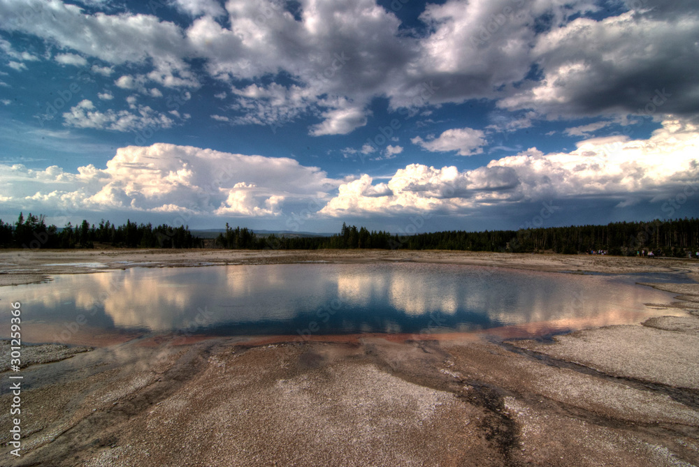 Obraz premium Yellowstone landscape with lake and clouds