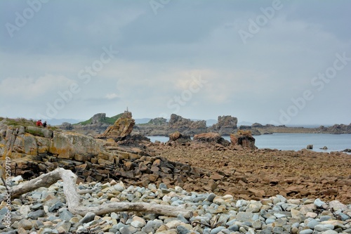 une famille sur les rochers face à la mer en Bretagne