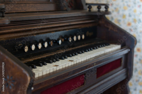 Old vintage piano © Anna