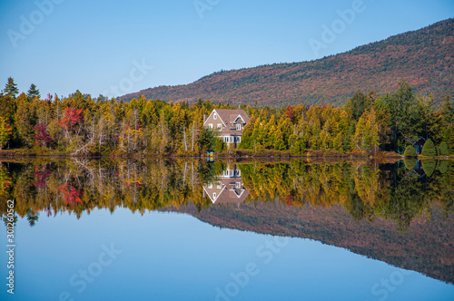 Réflexion d'automne sur le lac en Estrie au Canada